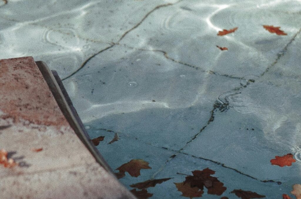 Piscina con agua verde en Pozuelo de Alarcón antes del tratamiento de recuperación sin vaciar