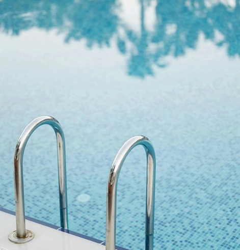 Mantenimiento de piscina en abril eliminando polen en Pozuelo y Majadahonda